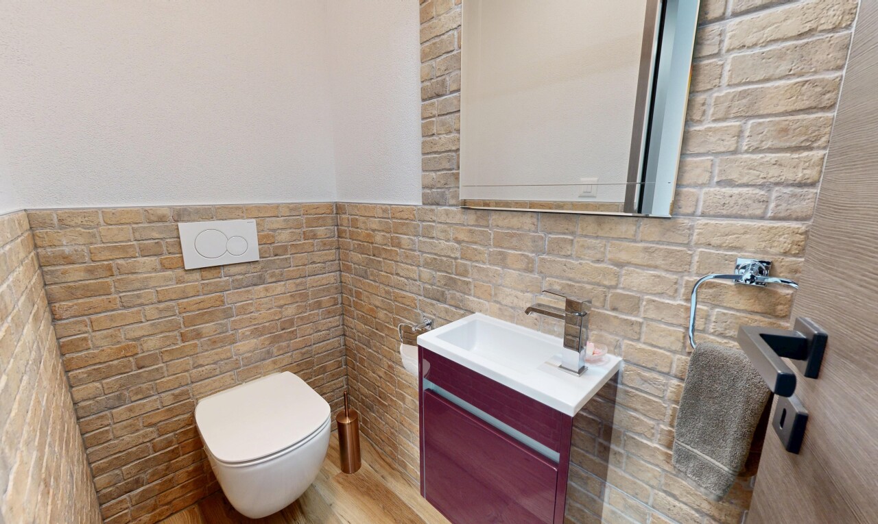 salle de bains avec lavabo (ou coiffeuse selon le contexte), inside property, miroir, toilette, et mur en carrelage