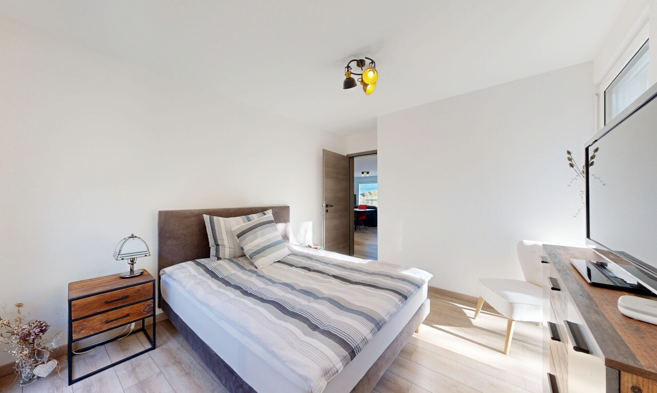 chambre avec drywall, cloison sèche, natural light, lumière naturelle, et wood finish floor