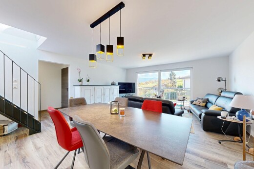 salon / salle à manger avec wood finish floor, sol en finition bois, escaliers, inside property, et natural light