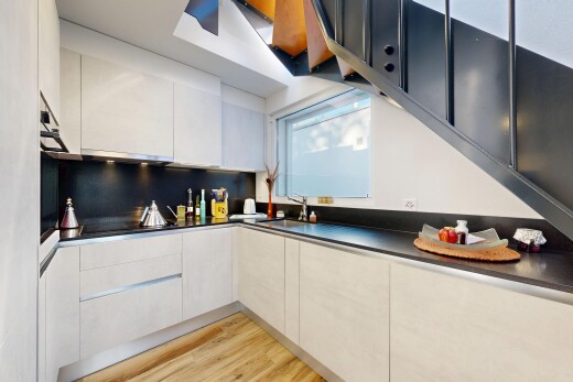 cuisine avec wood finish floor, sol en finition bois, plans de travail, inside property, et armoires à panneau plat
