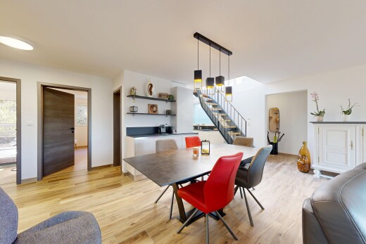 esszimmer mit wood finish floor, holzfußboden, inside property, drywall, und gipskartonwand