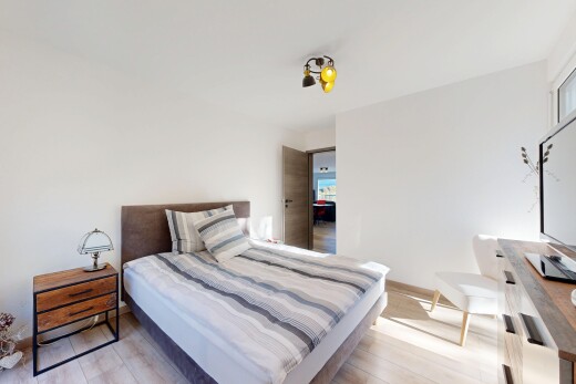 chambre avec drywall, cloison sèche, natural light, lumière naturelle, et wood finish floor