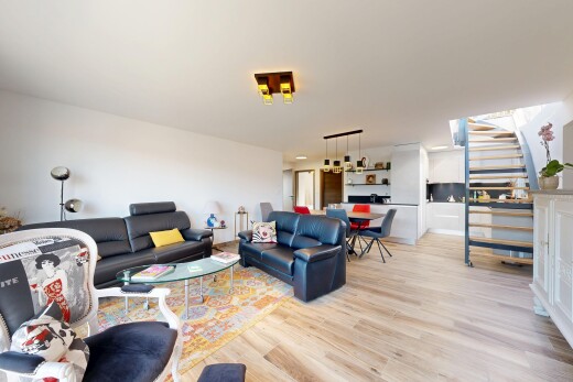salon / salle à manger avec wood finish floor, sol en finition bois, inside property, escaliers, et drywall