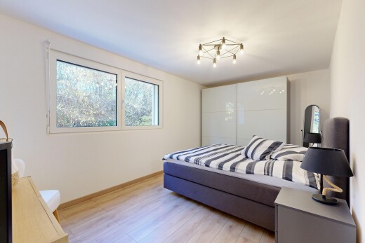 chambre avec natural light, lumière naturelle, wood finish floor, sol en finition bois, et drywall