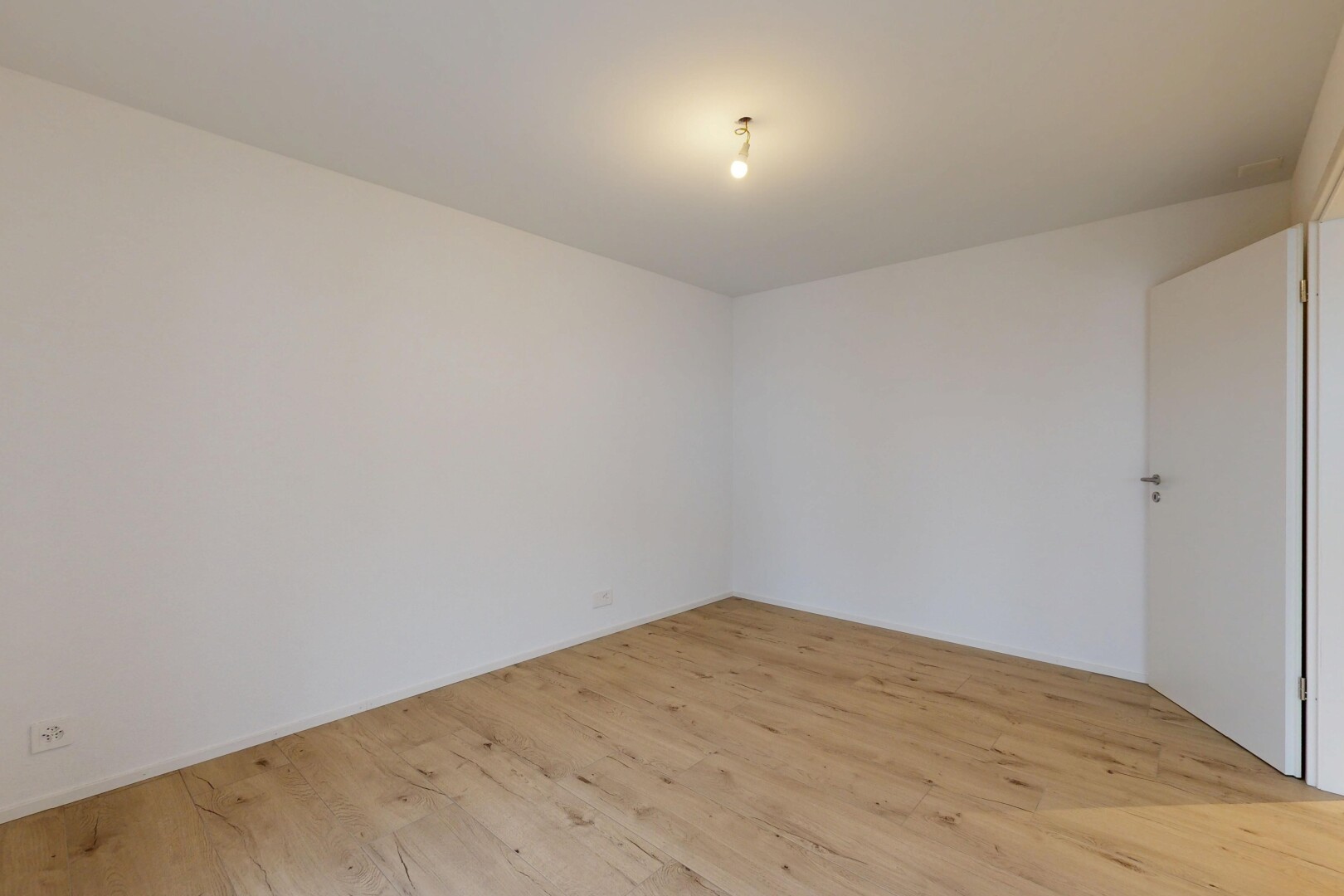 pièce vide avec cloison sèche, drywall, inside property, sol en finition bois, et wood finish floor