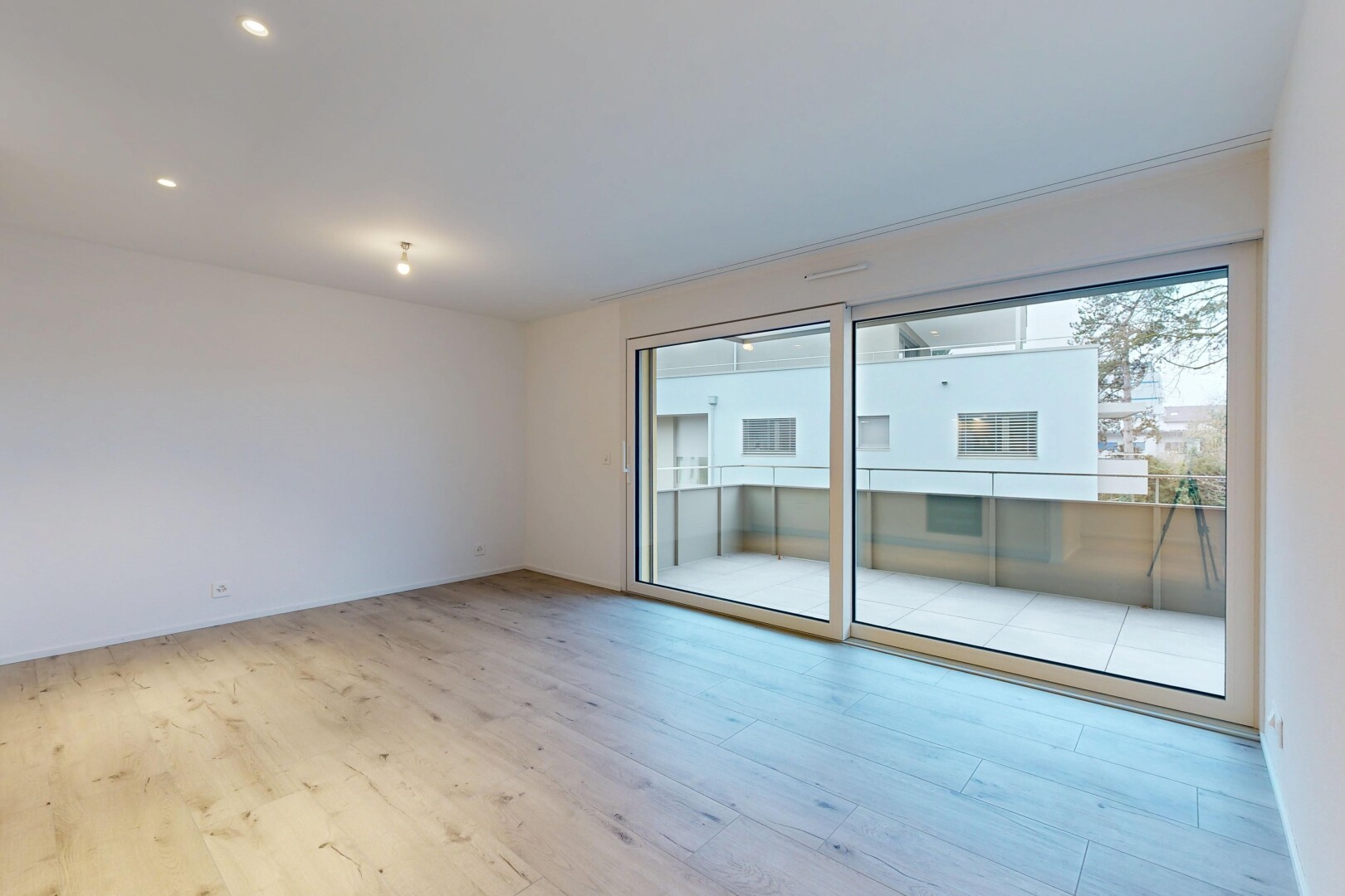 pièce vide avec lumière naturelle, natural light, inside property, sol en finition bois, et wood finish floor