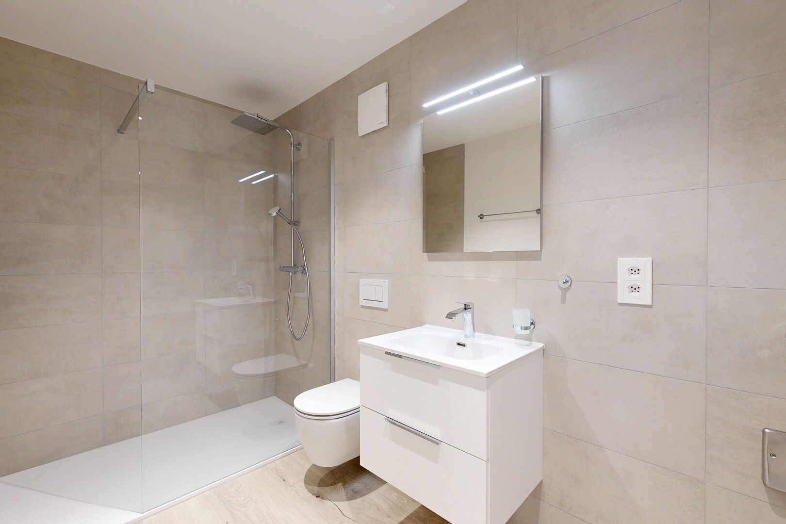 salle de bains avec miroir, lavabo (ou coiffeuse selon le contexte), salle de bain complète, douche, et mur en carrelage