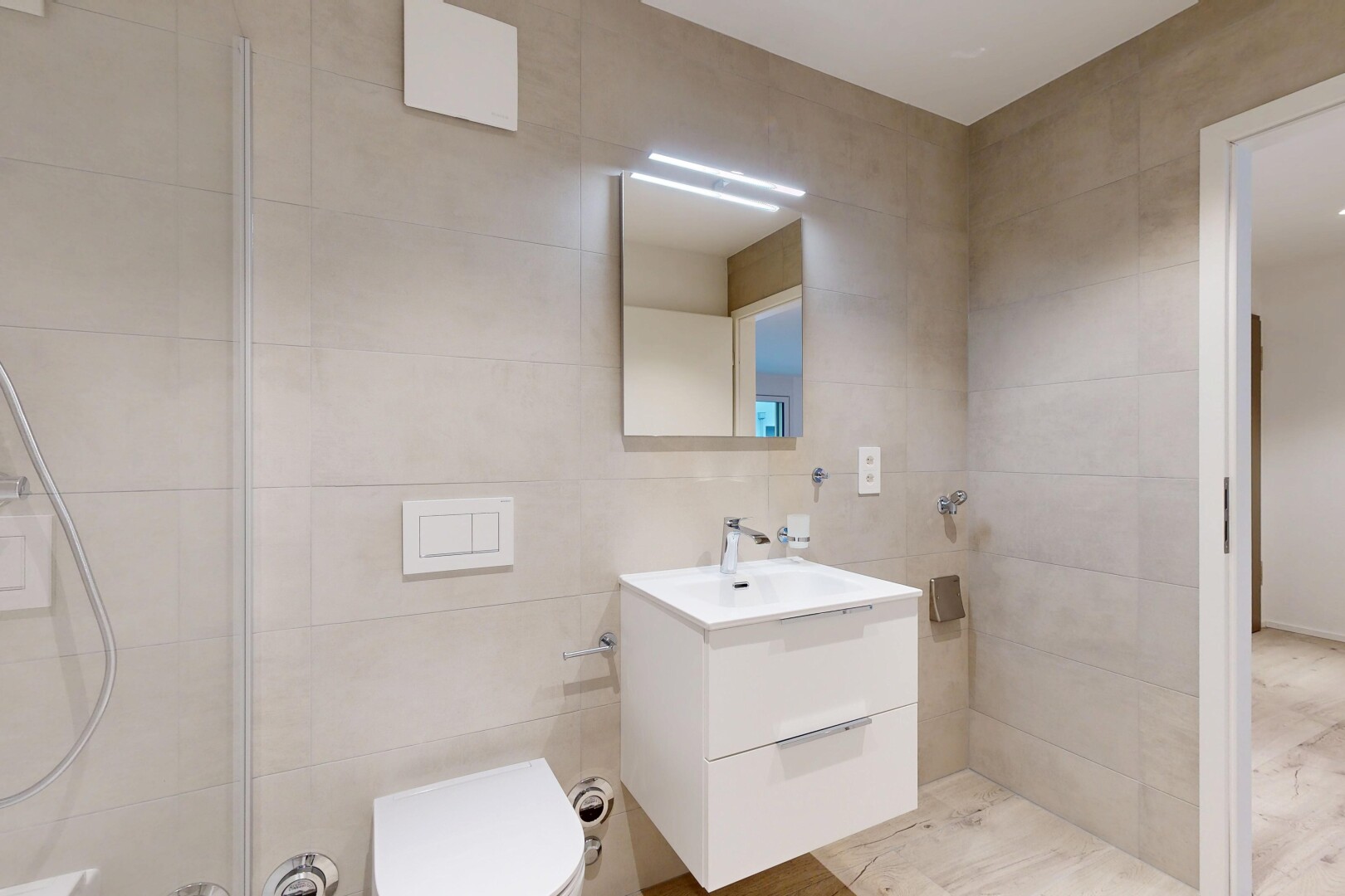 salle de bains avec lavabo (ou coiffeuse selon le contexte), miroir, salle de bain complète, inside property, et mur en carrelage