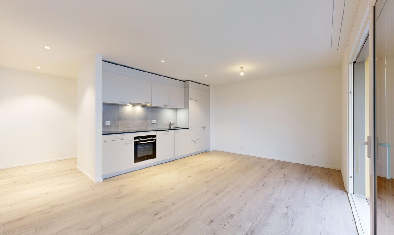 cuisine avec plans de travail, armoires blanches, sol en finition bois, wood finish floor, et cloison sèche