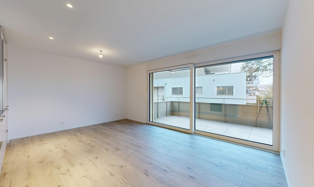 pièce vide avec lumière naturelle, natural light, inside property, sol en finition bois, et wood finish floor