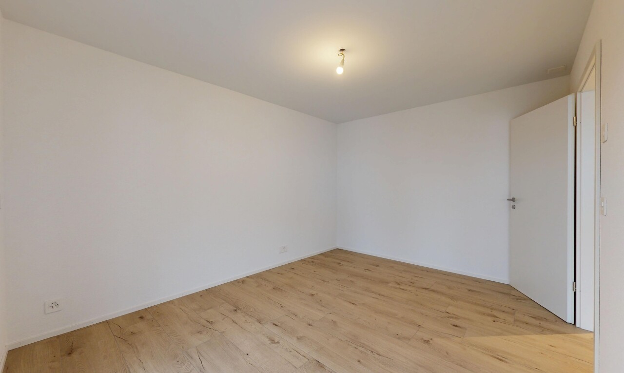 pièce vide avec cloison sèche, drywall, inside property, sol en finition bois, et wood finish floor
