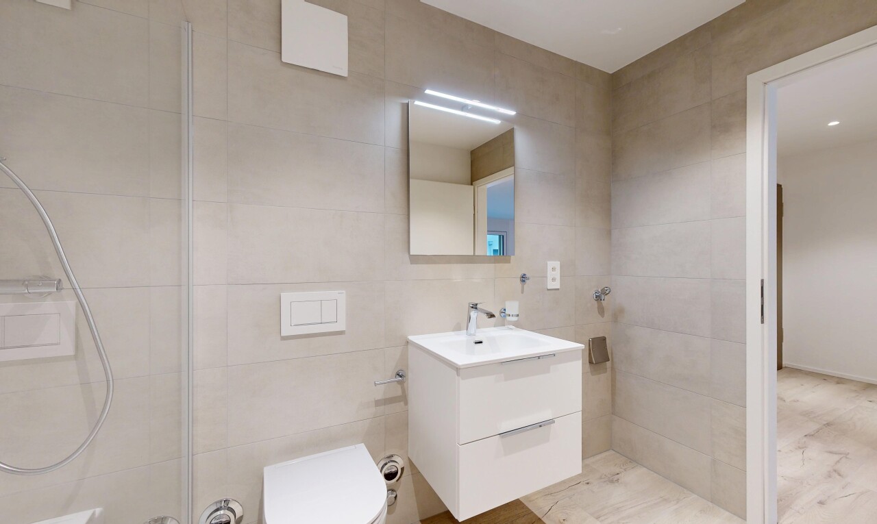 salle de bains avec lavabo (ou coiffeuse selon le contexte), miroir, salle de bain complète, inside property, et mur en carrelage