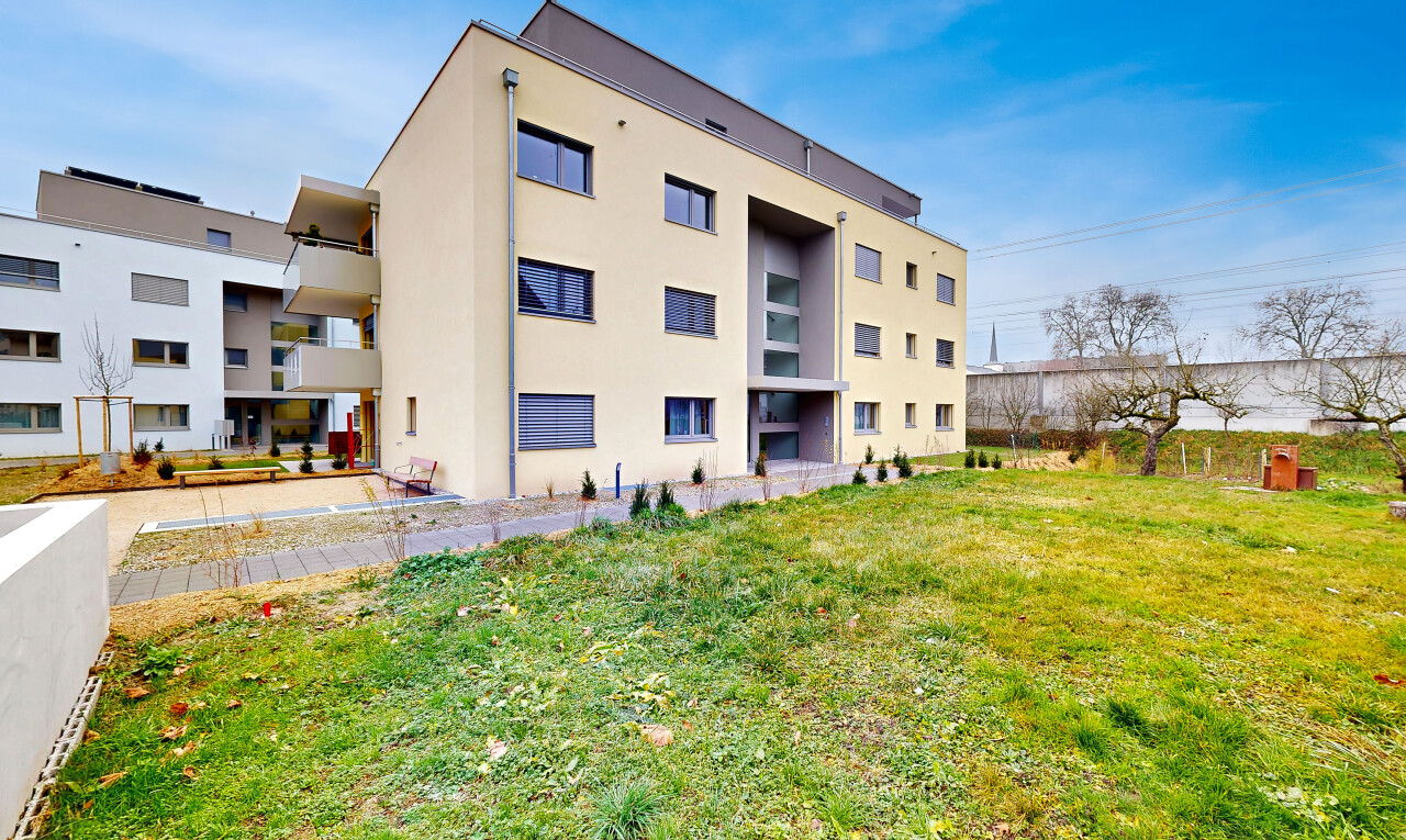 extérieur du bâtiment avec apartment complex view, vue sur le complexe d'appartements, day time, et from community