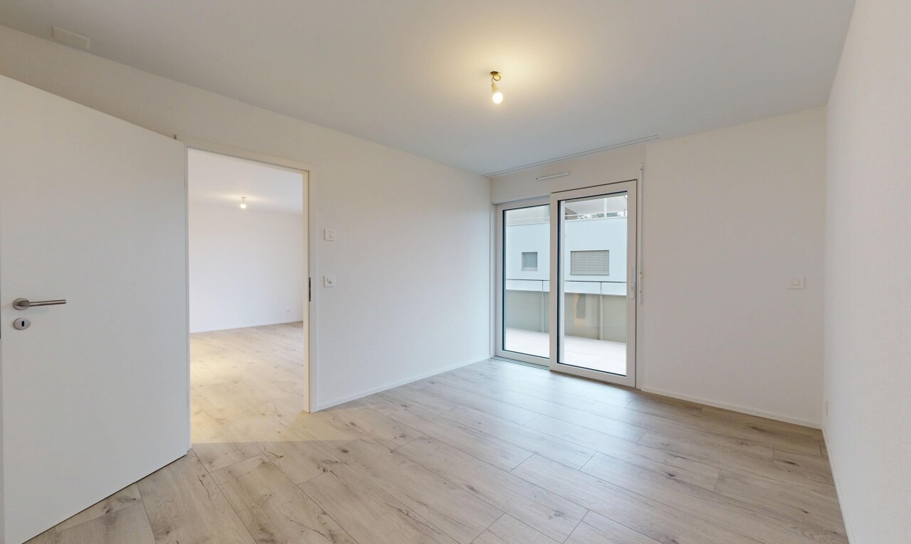 pièce vide avec cloison sèche, drywall, sol en finition bois, wood finish floor, et inside property