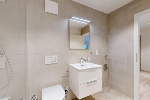 salle de bains avec lavabo (ou coiffeuse selon le contexte), miroir, salle de bain complète, inside property, et mur en carrelage