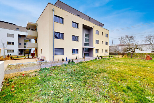 extérieur du bâtiment avec apartment complex view, vue sur le complexe d'appartements, day time, et from community