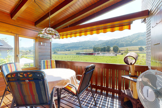 balkon mit blick auf die berge und ländliche aussicht