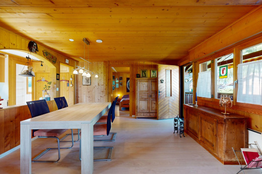 esszimmer mit parkettboden, natürliches licht, und holzwand