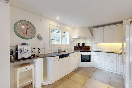 küche mit bogenförmige schränke, dunstabzugshaube, weiße schränke, hochgezogene schränke, und ofen