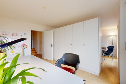 zimmer / schlafzimmer mit bürobereich, inside property, wood finish floor, holzfußboden, und drywall