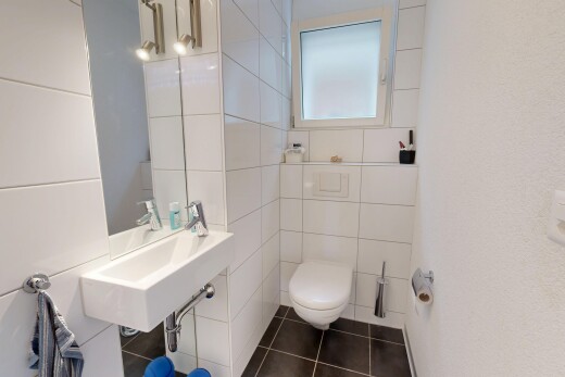 bad mit gäste-wc, inside property, spiegel, toilette, und tile wall