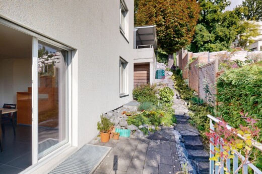 garten mit zaun und property visible