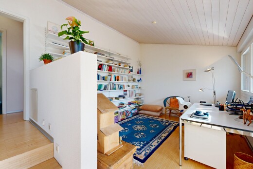 büro mit inside property, drywall, gipskartonwand, wood finish floor, und holzfußboden