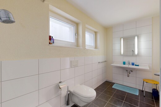 bad mit tile wall, fliesenwand, spiegel, inside property, und tile floor