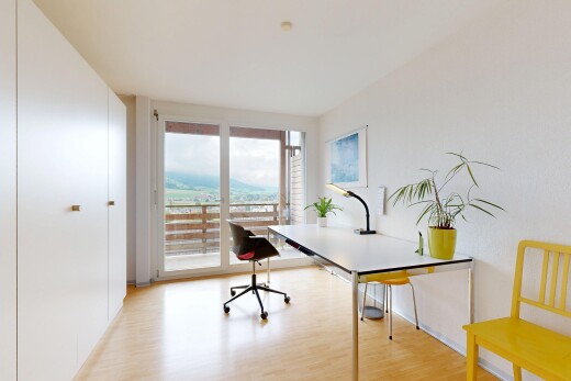 büro mit wood finish floor, holzfußboden, inside property, natural light, und natürliches licht