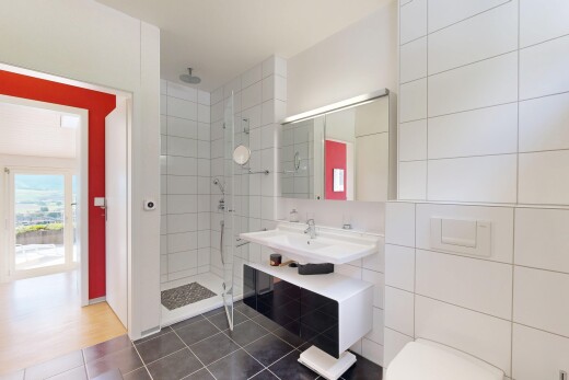 bad mit komplettes badezimmer, dusche, inside property, spiegel, und fliesenboden