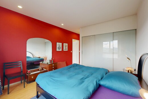 zimmer / schlafzimmer mit inside property, drywall, gipskartonwand, kleiderschrank, und wood finish floor