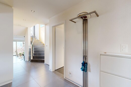 halle / korridor mit natural light, natürliches licht, inside property, treppen, und drywall