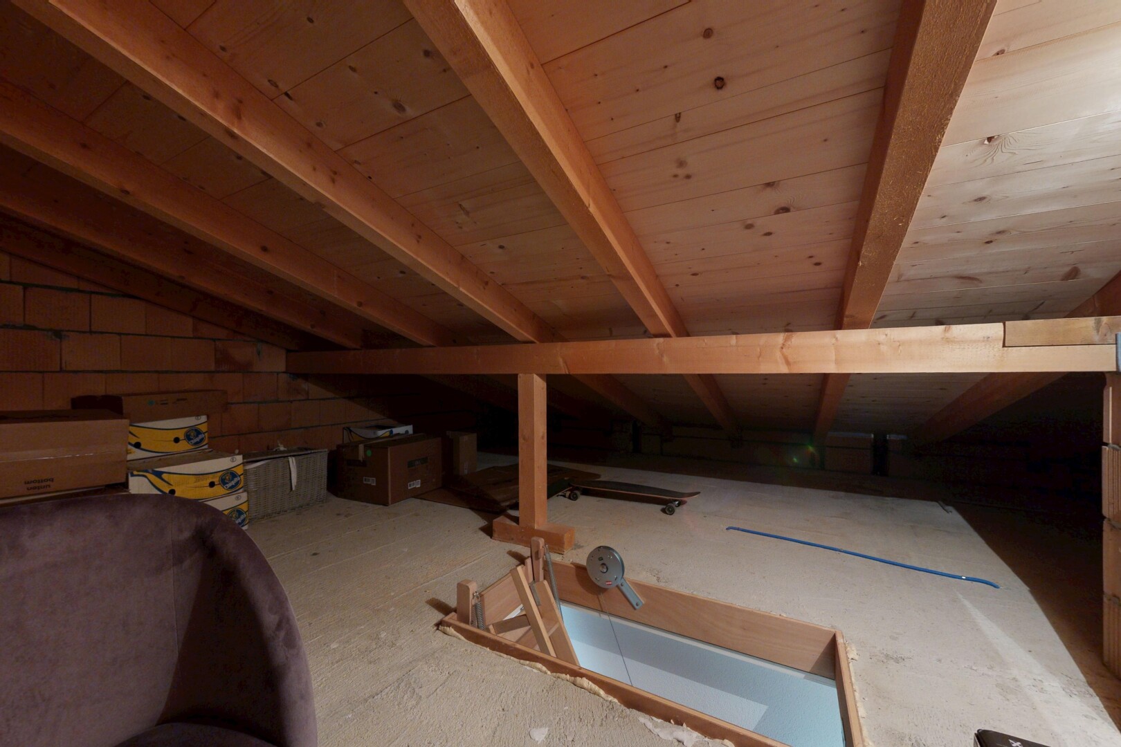 chambre avec unfinished floor, plafond voûté, vaulted ceiling, plafond bas, et low ceiling