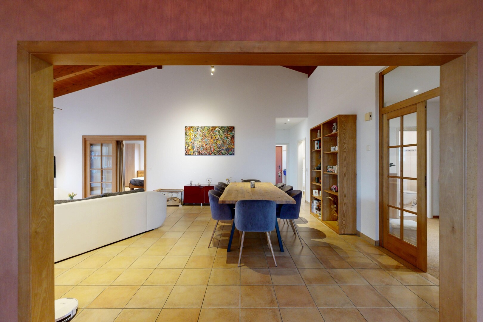 salle à manger avec inside property, cloison sèche, drywall, sol en carrelage, et tile floor