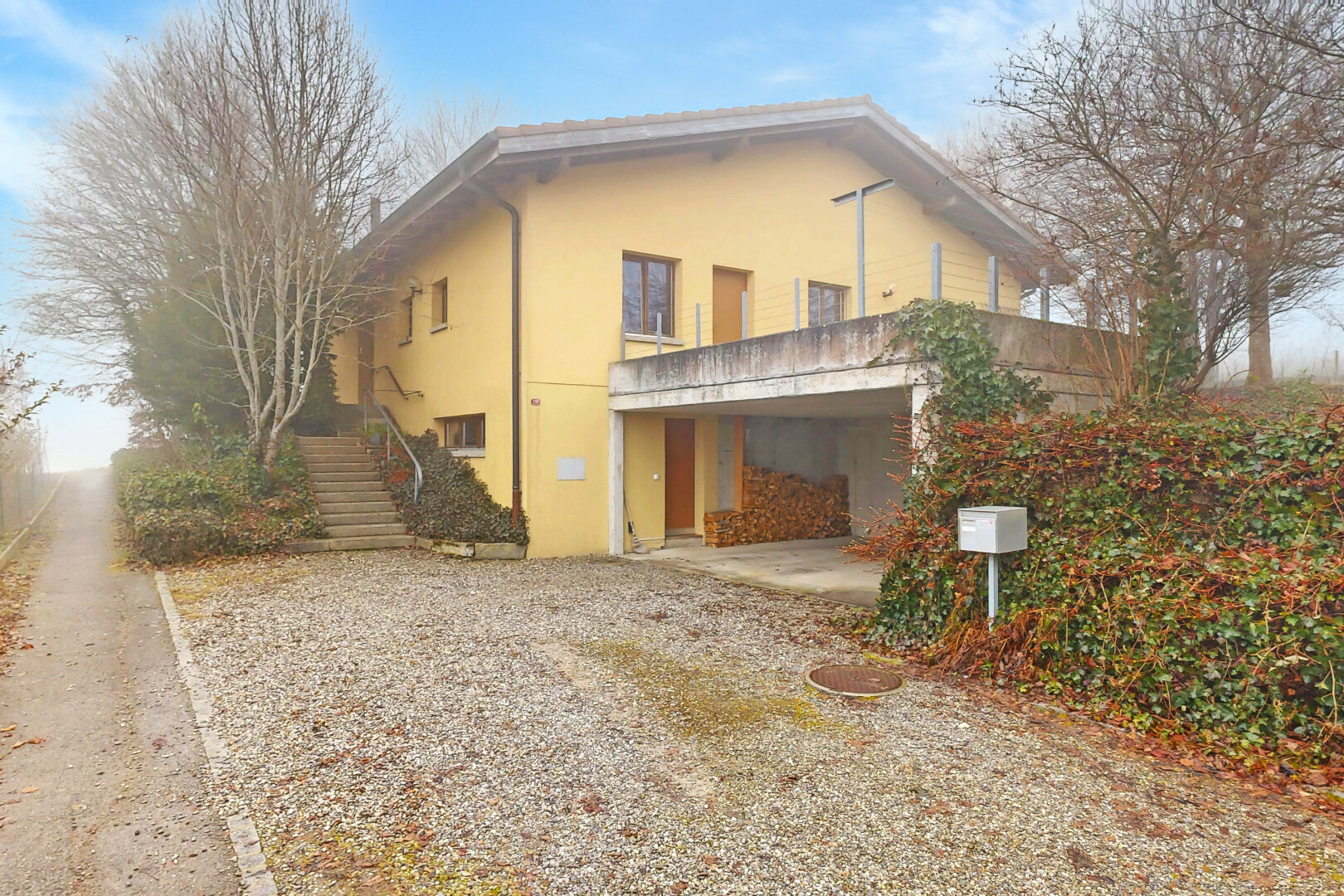 façade avec escaliers, property visible, bardage en stuc, et day time
