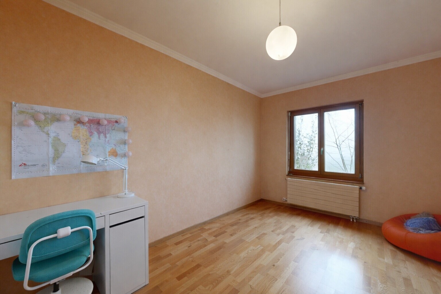 pièce vide avec radiateur, inside property, sol en finition bois, wood finish floor, et lumière naturelle