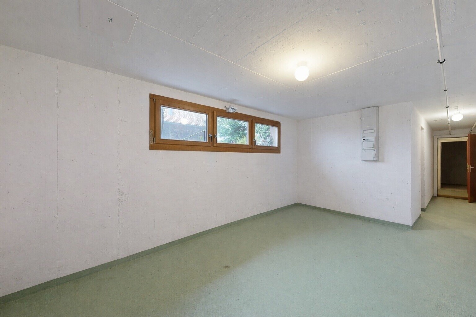 pièce vide avec inside property, lumière naturelle, natural light, sous-sol, et cloison sèche