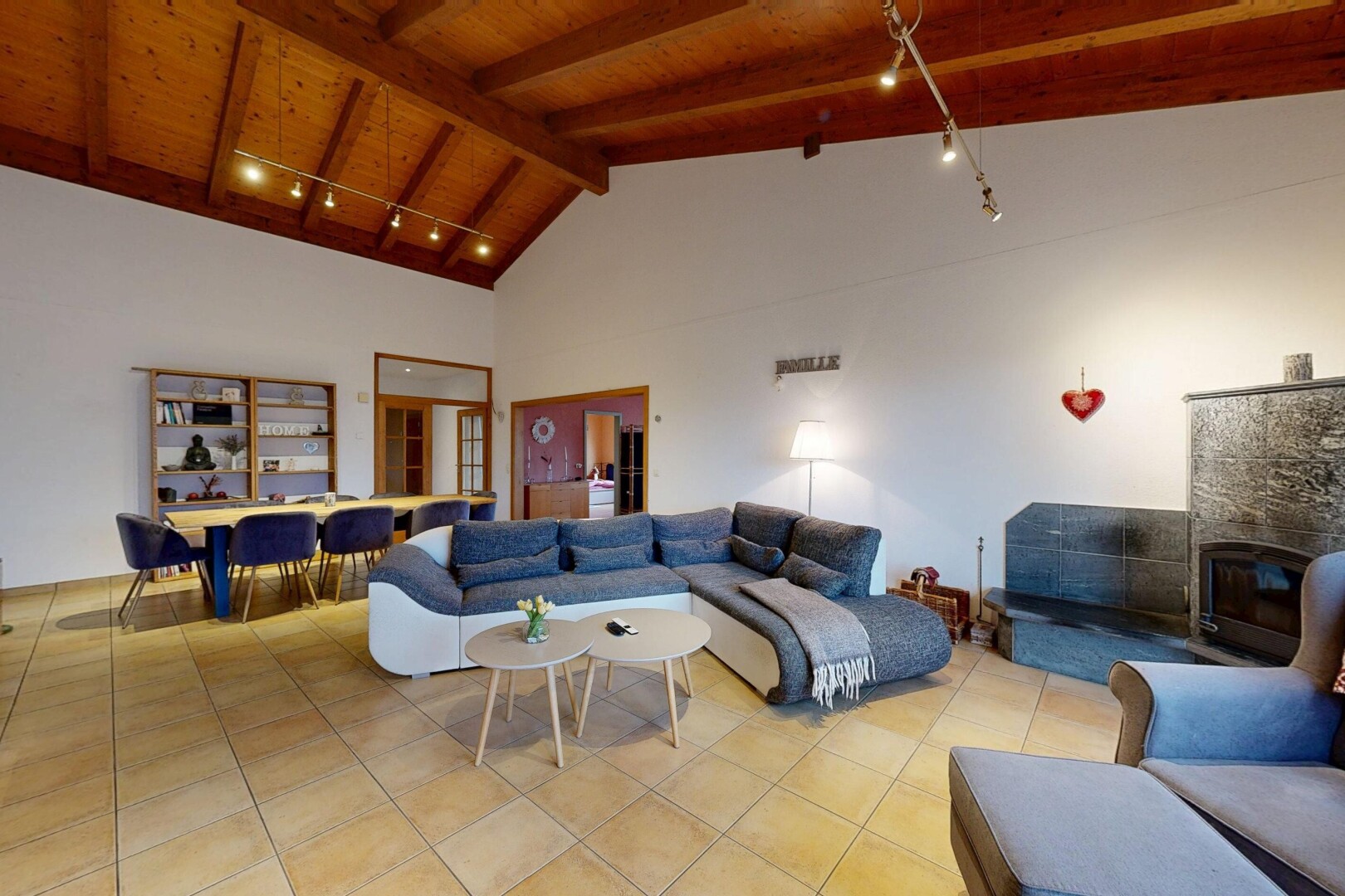 salon / salle à manger avec éclairage sur rail, track lighting, plafond en bois, wood ceiling, et plafond haut