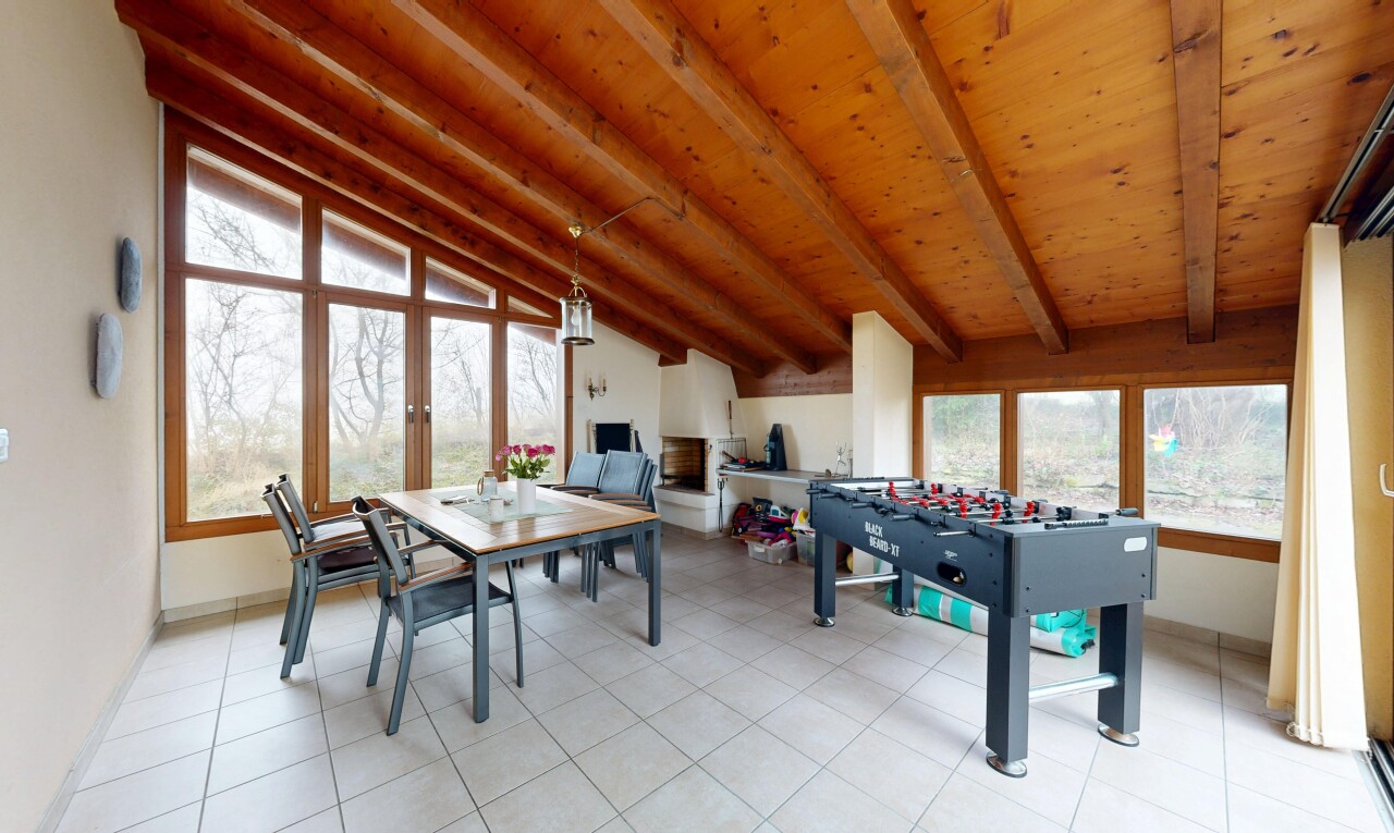 salle à manger avec inside community, plafond voûté, vaulted ceiling, plafond à poutres, et beamed ceiling