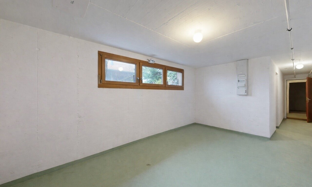 pièce vide avec inside property, lumière naturelle, natural light, sous-sol, et cloison sèche
