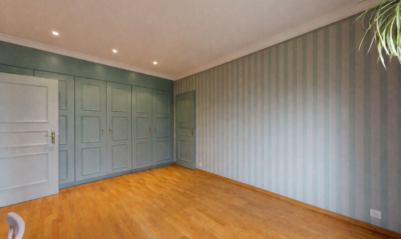 pièce vide avec inside property, sol en finition bois, wood finish floor, éclairage encastré, et recessed lighting