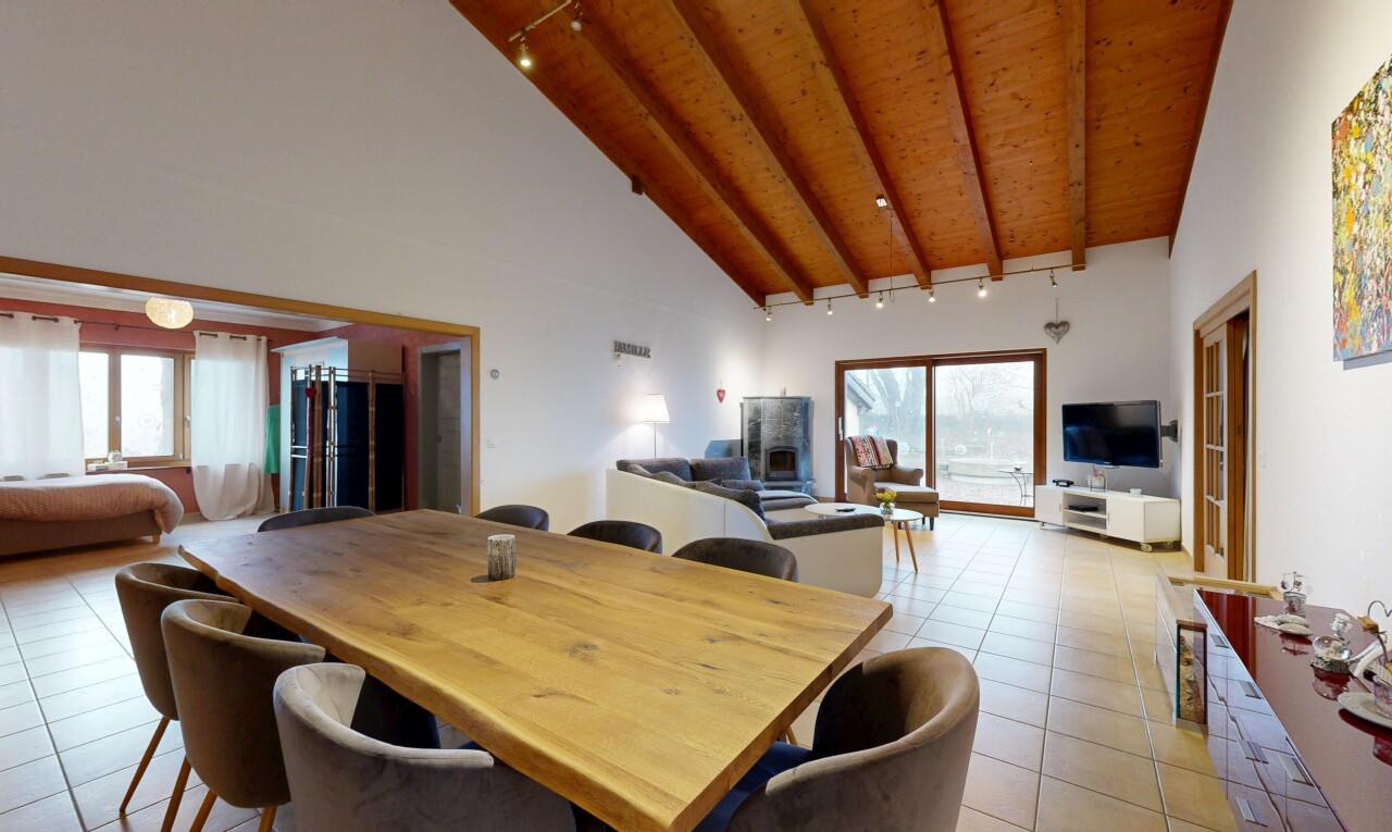 salon / salle à manger avec inside community, plafond haut, high ceiling, cloison sèche, et drywall