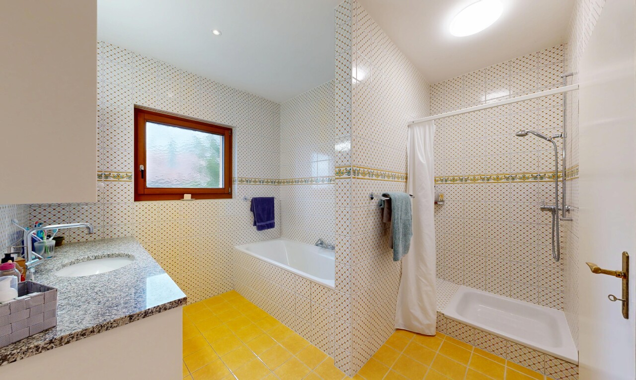 salle de bains avec mur en carrelage, tile wall, douche, salle de bain complète, et sol en carrelage
