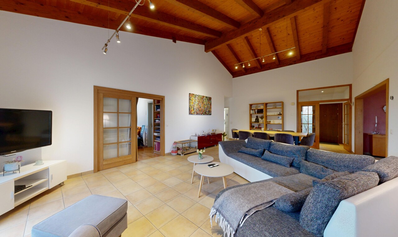 salon avec éclairage sur rail, track lighting, inside property, télévision, et plafond en bois