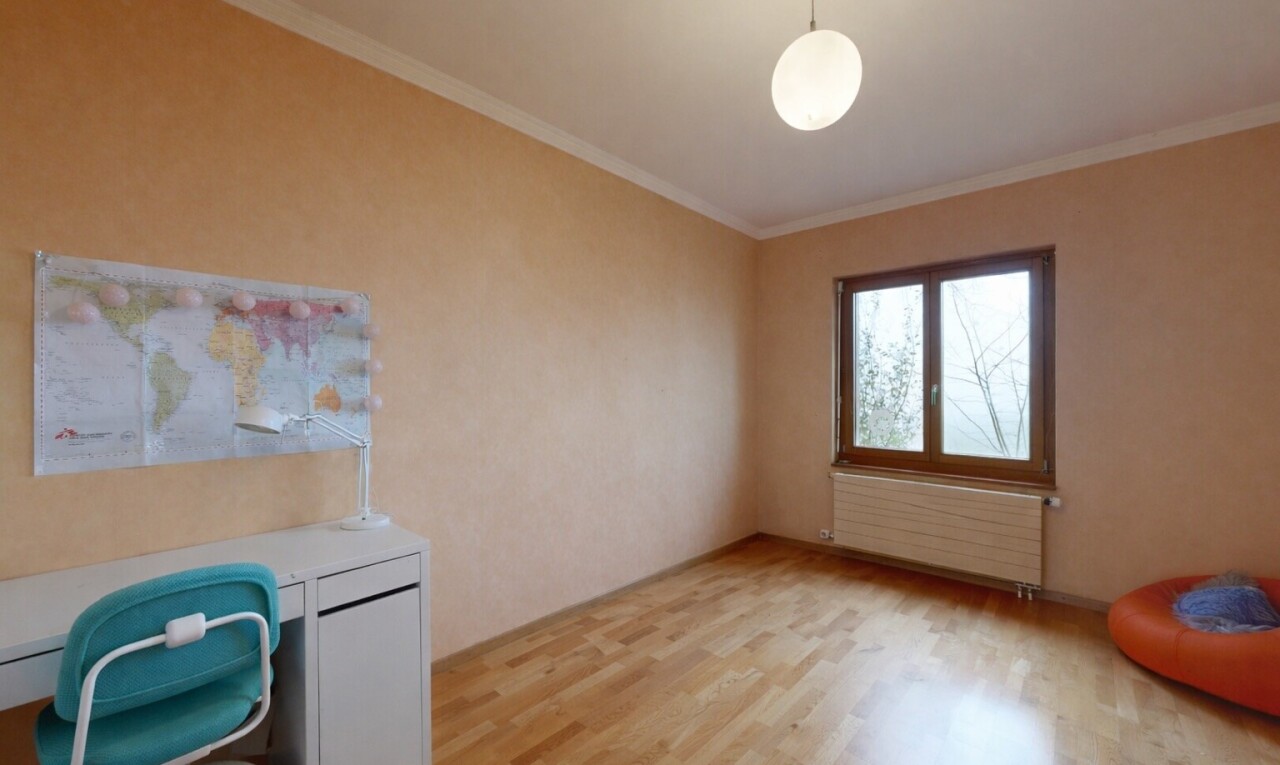 pièce vide avec radiateur, inside property, sol en finition bois, wood finish floor, et lumière naturelle