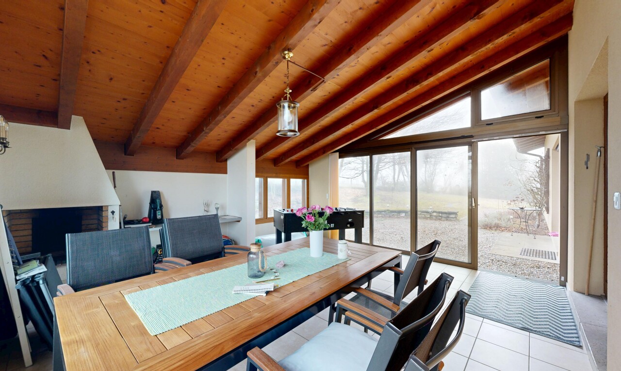 salle à manger avec inside property, plafond à poutres, beamed ceiling, sol en carrelage, et tile floor