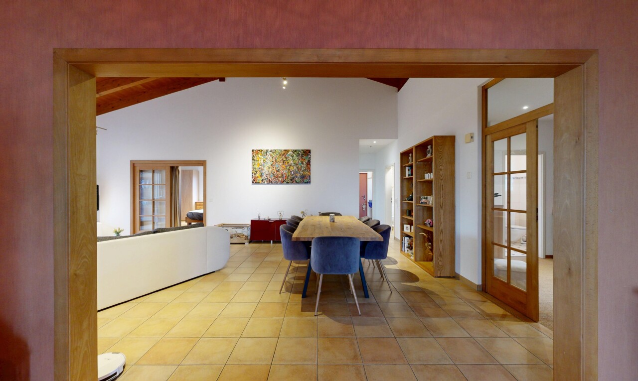 salle à manger avec inside property, cloison sèche, drywall, sol en carrelage, et tile floor