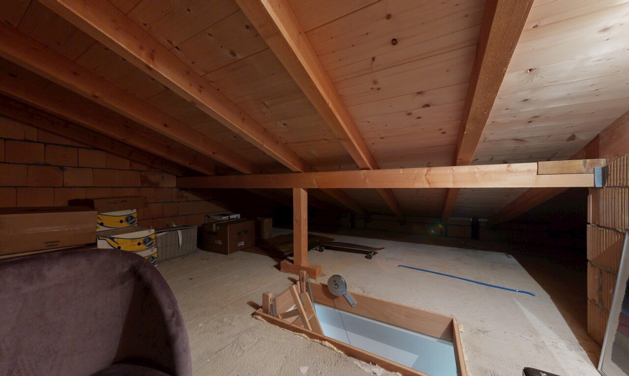 chambre avec unfinished floor, plafond voûté, vaulted ceiling, plafond bas, et low ceiling