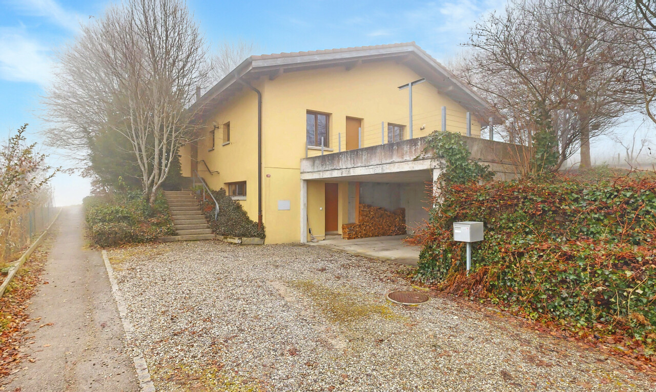 façade avec escaliers, property visible, bardage en stuc, et day time