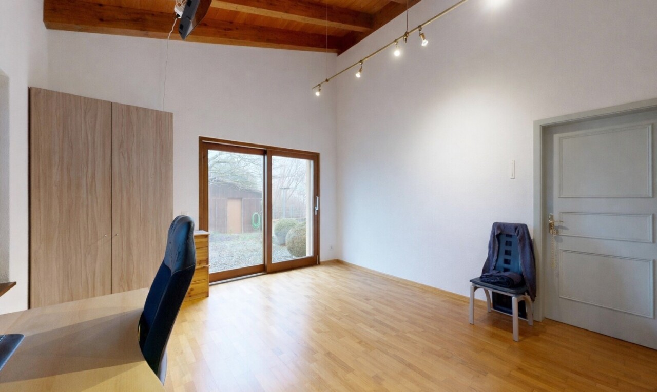 pièce vide avec plafond haut, high ceiling, sol en finition bois, wood finish floor, et inside property